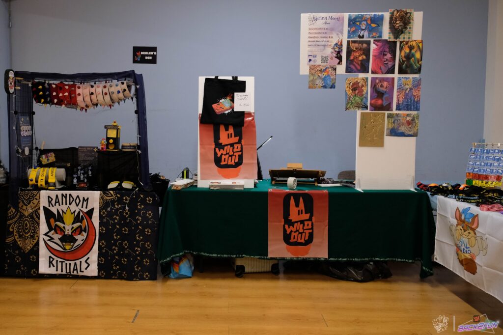 Banco di un artista con badge e illustrazioni furry